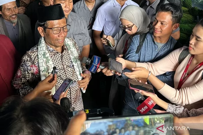 Menko Polhukam Mahfud Md .(kiri) saat memberikan keterangan di Kota Sukabumi, Jawa Barat, Rabu (27/12/2023). (FOTO: ANTARA/Rio Feisal)