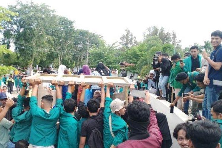 Sejumlah mahasiswa membawa pengungsi Rohingya yang ditampung di Balai Meuseraya Aceh ke Kantor Wilayah Kementerian Hukum dan HAM Aceh di Banda Aceh, Rabu (27/12/2023).(SERAMBI INDONESIA/INDRA WIJAYA)