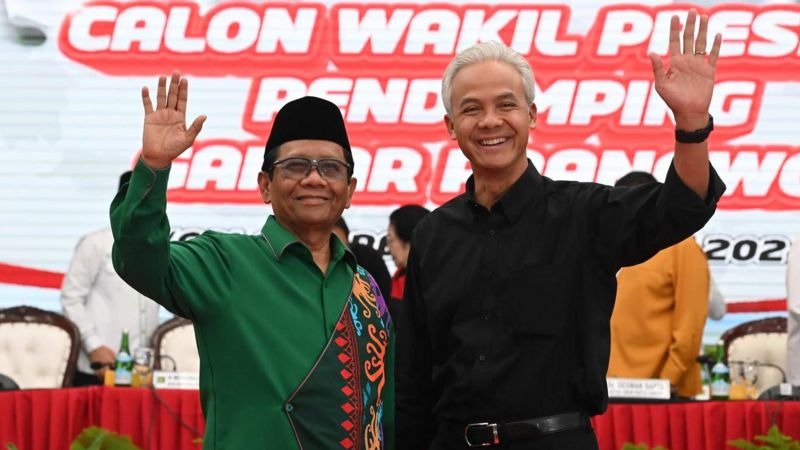 Bakal calon presiden dari PDI Perjuangan (PDIP) Ganjar Pranowo (kanan) dan bakal calon wakil presiden Mahfud MD (kanan). (Foto : ANTARA FOTO/M Risyal Hidayat)