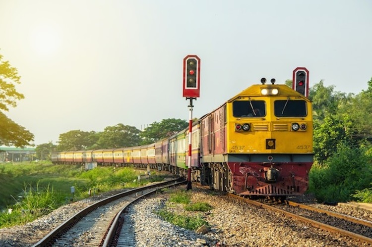 Dirut KAI Buka Suara terkait Wacana Rute KRL Diperpanjang hingga Karawang. (Ilustrasi : Freepik)
