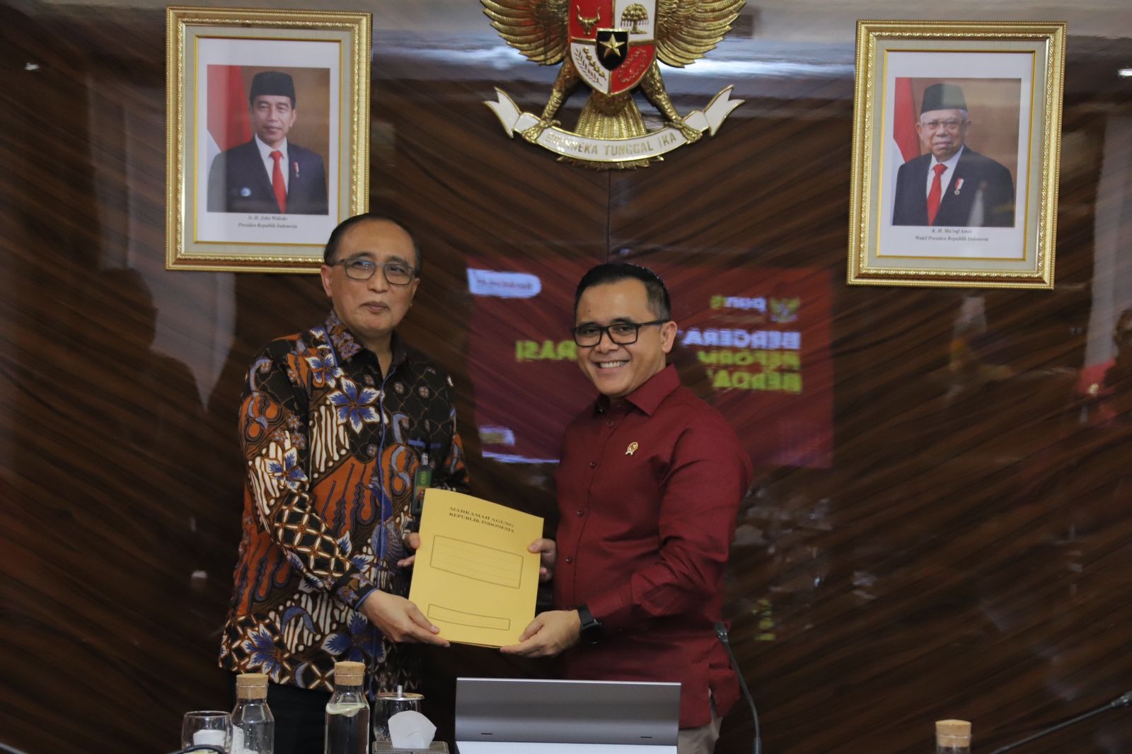Menteri PANRB Abdullah Azwar Anas (kanan) bersama Wakil Ketua Mahkamah Agung (MA) Bidang Yudisial Sunarto. (Dok. menpan.go.id)