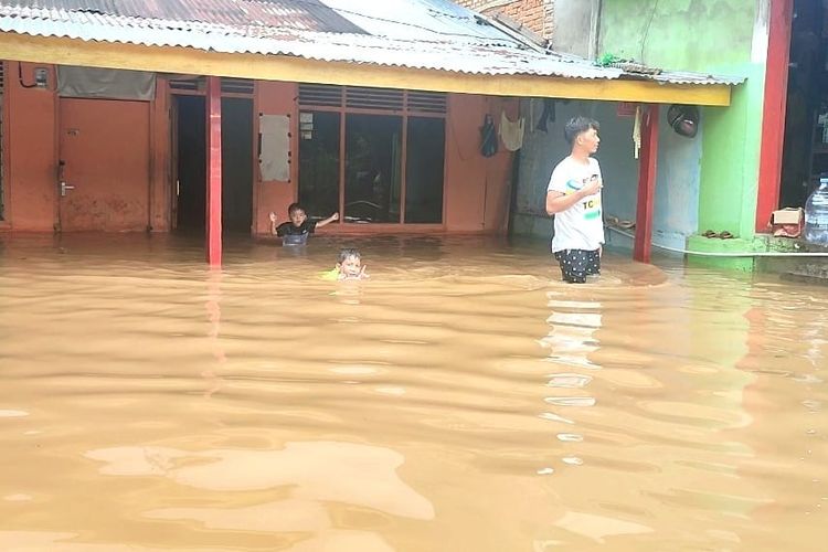 Kondisi permukiman warga yang dilanda banjir di Kecamatan Rambah, Kabupaten Rokan Hulu, Riau, Rabu (27/12/2023).(Dok. Koramil 02/Rambah.)