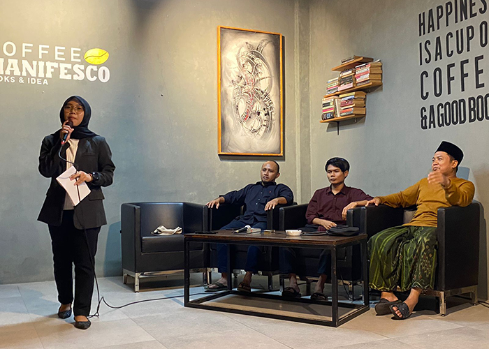 Dari kiri, Fazaraul F memandu diskusi yang menghadirkan Koordinator Sahabat Mahfud Pamekasan Hepni Sugianto, Sahabat Mahfud Milenial Fadal Habibi, dan Sekretaris Sahabat Mahfud Imam S. Arizal.