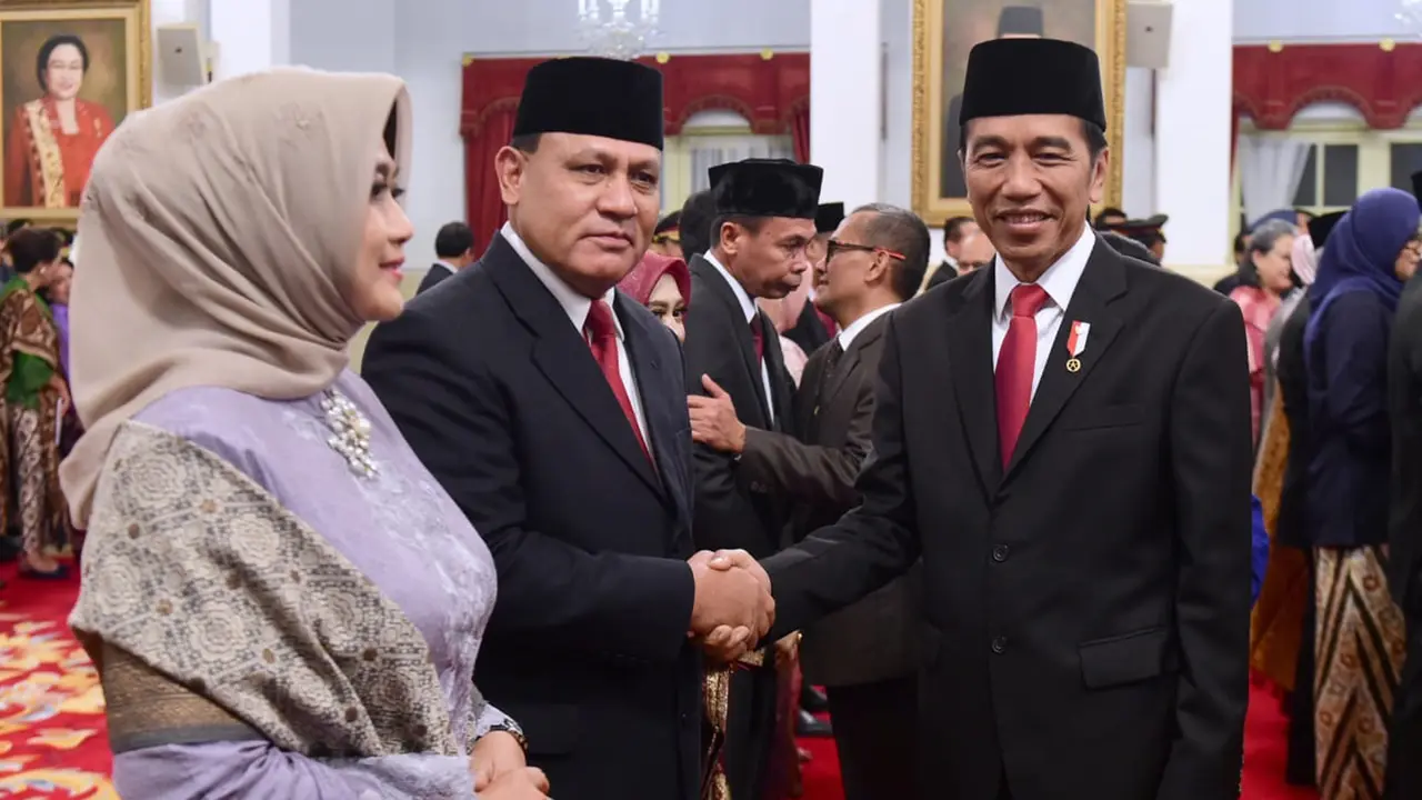 Presiden Joko Widodo (kanan) menyalami Firli Bahuri usai pelantikan pimpinan KPK di Istana Negara, Jakarta, Jumat (20/12/2019).(Foto: Biro Pers Setpres)