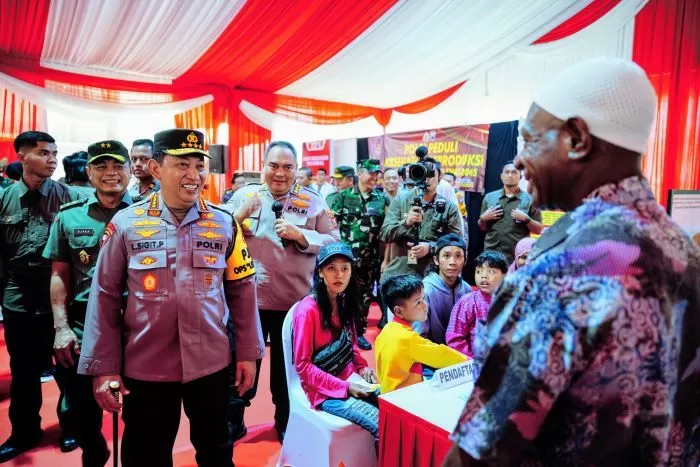 Kapolri Jenderal Listyo Sigit Prabowo tinjau kegiatan bakti kesehatan dan bakti sosial di Jawa Timur, Kamis (28/12). (Istimewa)