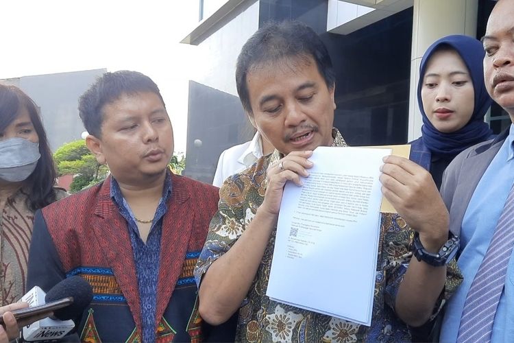 Eks Menteri Pemuda dan Olahraga (Menpora) Roy Suro (baju batik) meminta perlindungan ke Lembaga Perlindungan Saksi dan Laporan (LPSK), Kamis (21/7/2022). (Foto : KOMPAS.com/NIRMALA MAULANA ACHMAD)