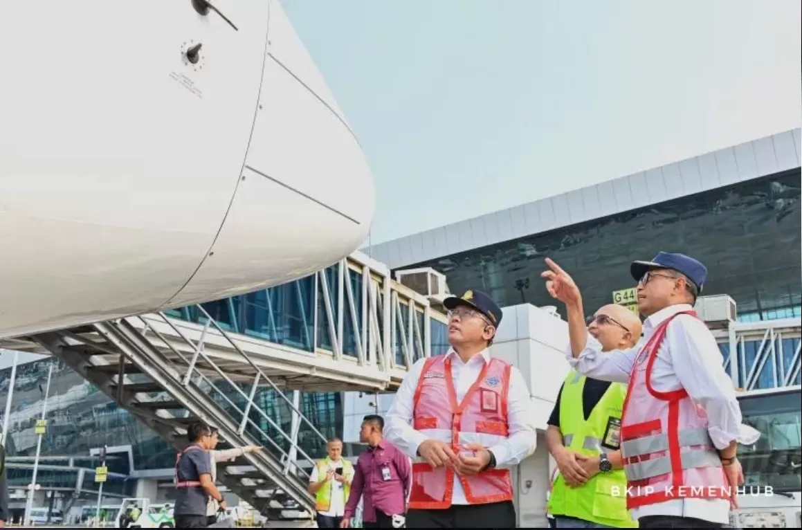Menteri Perhubungan Budi Karya Sumadi saat melakukan peninjauan dalam rangka angkutan Natal 2023 dan Tahun Baru 2024 di Bandara Soekarno-Hatta, Tangerang, Banten, Minggu(24/12).(ANTARA/HO-Kementerian)