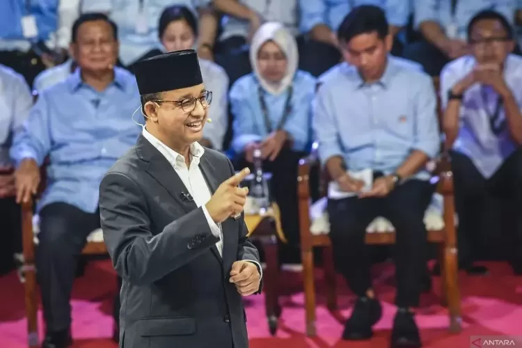 Capres nomor urut satu Anies Baswedan menyampaikan visi misinya dalam debat perdana Capres dan Cawapres 2024 di Gedung KPU, Jakarta, Selasa (12/12/2023). Sumber: (ANTARA FOTO/Galih Pradipta/app/YU)