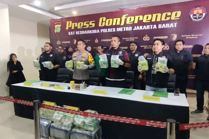 Jumpa pers pengungkapan 30 kilogram narkotika jenis sabu jaringan Malaysia di Polres Metro Jakarta Barat, Kamis (28/12/2023). (ANTARA/Risky Syukur)