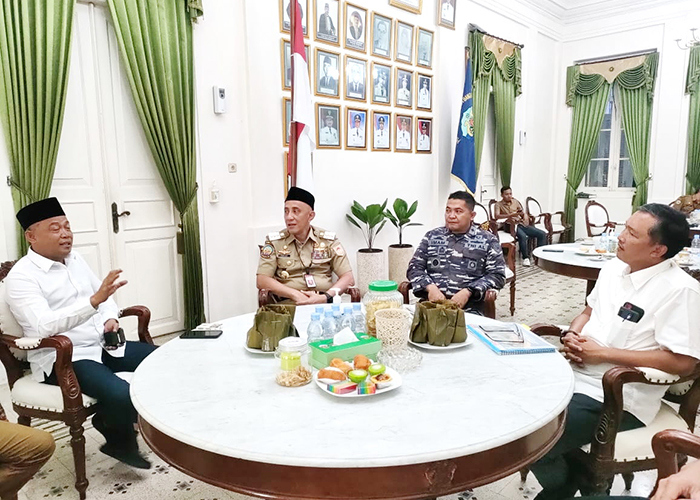 DISKUSI: Pj Bupati Bangkalan Arief M. Edie (dua dari kiri) melakukan pertemuan bersama anggota Komisi V DPR RI Syafiuddin di Pendopo Agung. (PROKOPIM UNTUK JPRM)