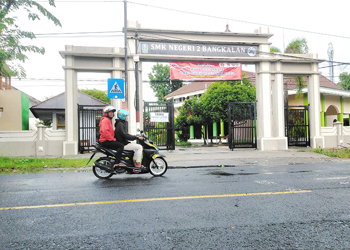 KAWASAN KOTA: Sejumlah kendaraan melintas di depan SMKN 2 Bangkalan. ( VIVIN AGUSTIN HARTONO/JPRM)