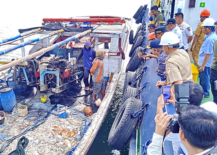 TIDAK BISA KABUR: Kapal nelayan yang menggunakan alat tangkap terlarang berhasil diamankan tim sidak yang dilakukan Pj Bupati Bangkalan Arief M. Edie dan Danlanal Batuporon Letkol Laut (P) Imam Ibnu H