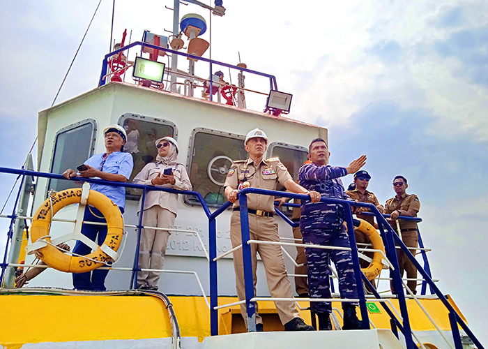 TURUN GUNUNG: Pj Bupati Bangkalan Arief M. Edie dan Danlanal Batuporon Letkol Laut (P) Imam Ibnu Hajar mengamati aktivitas kapal saat melakukan sidak di perairan utara Kota Salak.