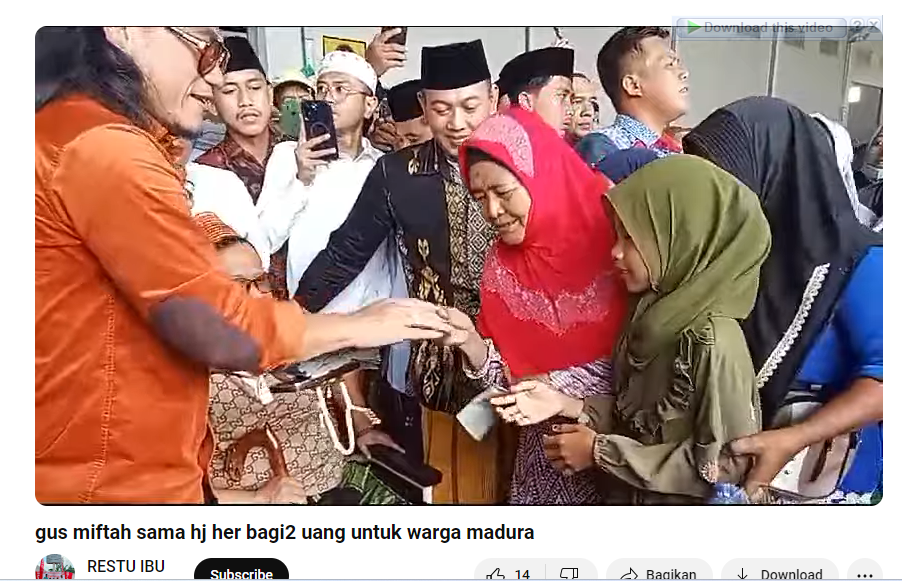Video Bagi-bagi Uang Gus Miftah dan Haji Her di Pamekasan - Madura Viral. (Foto : Tangkapan Layar dari Youtube RESTU IBU)