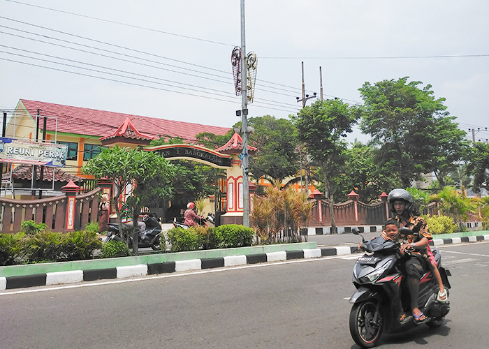 LENGANG: Pengendara motor melintas di Jalan Soekarno-Hatta, Bangkalan. (VIVIN AGUSTIN HARTONO/JPRM)