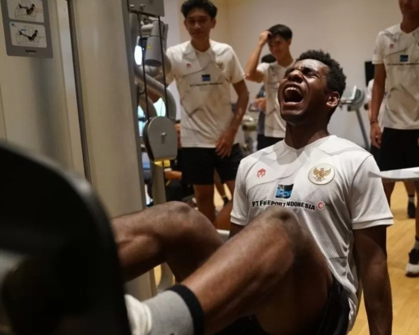 Pemain timnas Indonesia U-20 Iqbal Gwijangge saat mengikuti pemusatan latihan (TC) di Qatar. (ANTARA/PSSI)