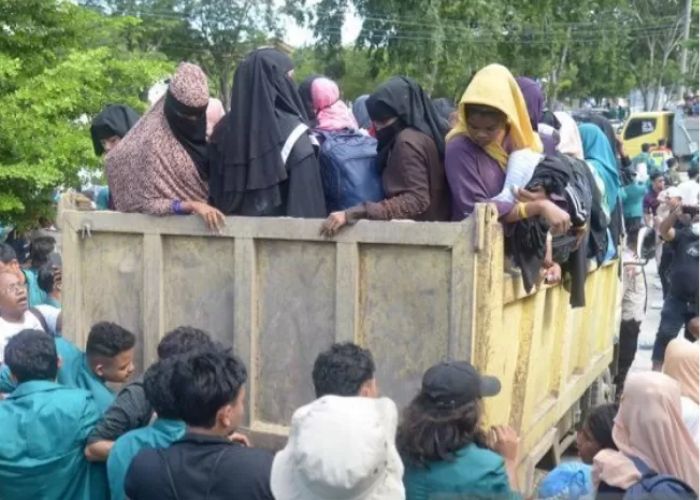 Ratusan mahasiswa Aceh bergabung dalam aksi mengusir paksa pengungsi Rohingya.