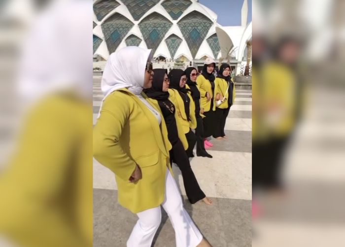 Viral Emak-emak Joget di Lingkungan Masjid Al Jabbar