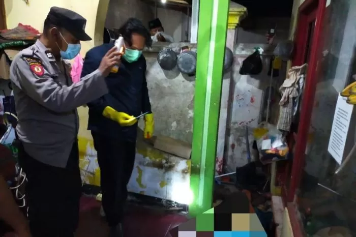 Petugas mengevakuasi jenazah yang ditemukan di selter anjing di Kota Blitar, Jawa Timur, Senin (1/1). Dua jenazah ditemukan di tempat itu dan masih diselidiki polisi. (Polres Blitar Kota/Antara)