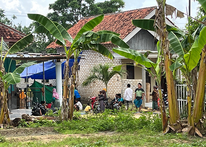 WASPADA: Warga Desa Sentol, Kecamatan Pademawu, Pamekasan, berada di sekitar sumur, tempat Sulaiman tercebur. (BPBD UNTUK JPRM)