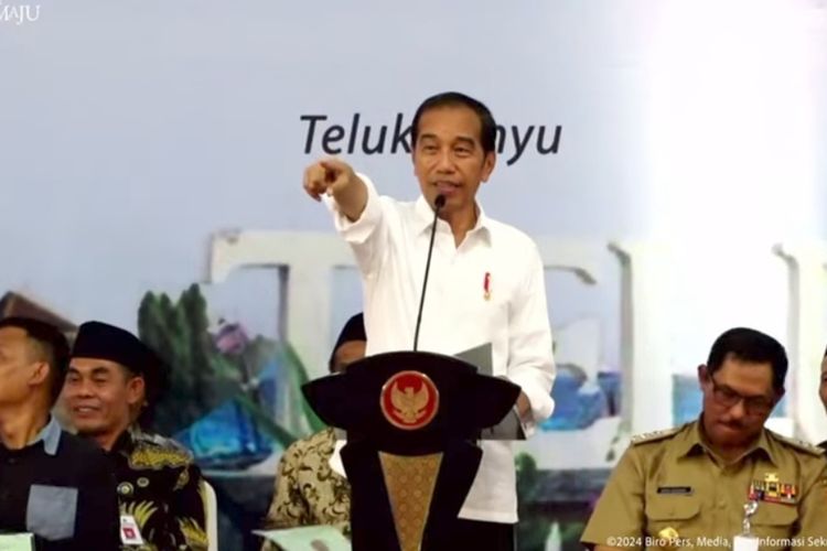 Presiden Joko Widodo saat memberikan sambutan di acara pembagian sertipikat tanah untuk masyarakat di Cilacap, Jawa Tengah, Selasa (2/1/2024) .(dok. Sekretariat Presiden)