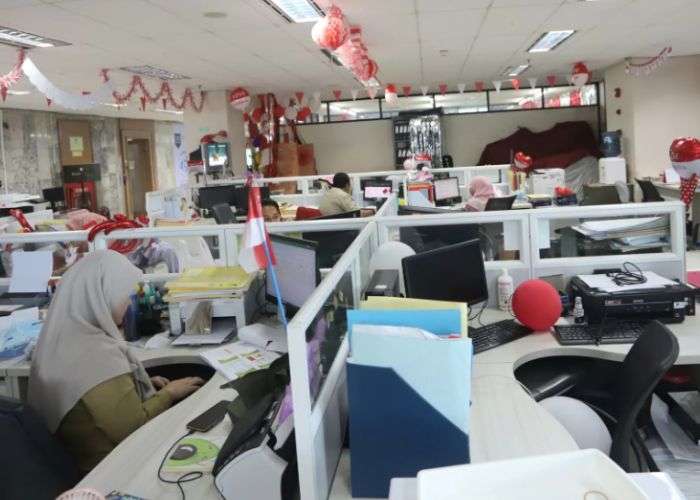 Karyawan Badan Kepegawaian Daerah (PNS-BKD) Pemprov DKI atau ASN Jakarta beraktivitas di kompleks Balai Kota DKI Jakarta, Jakarta, Senin (21/8/2023). (Dery Ridwansah)