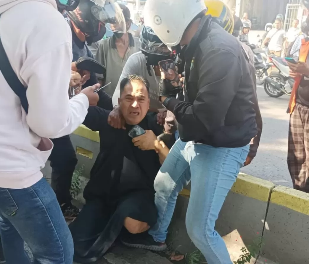 Penangkapan Saipul Jamil oleh petugas kepolisian tidak mengenakan seragam di jalur busway di kawasan Daan Mogot, Jakarta Barat, Jumat (5/1). (Istimewa)