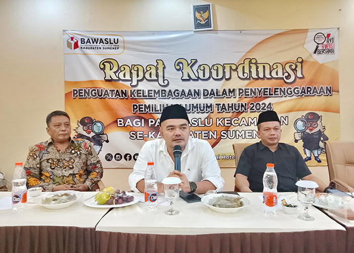 SOLID: Ketua Bawaslu Sumenep Achmad Zubaidi dan Koordinator Divisi Hukum dan Penyelesaian Sengketa Moh. Rusydi Zain saat menghadiri sebuah acara. (Istimewa)