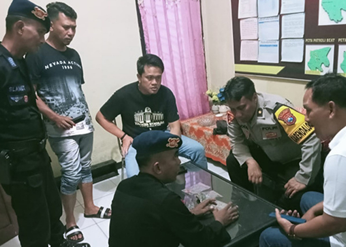 KERJA KERAS: Anggota Polres Sumenep dan personel Satuan Gegana Polda Jatim sedang berdiskusi usai melakukan olah TKP. (HUMAS POLRES SUMENEP UNTUK JPRM)