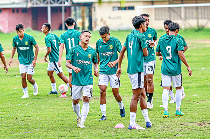 OPTIMISTIS MENANG: Para pemain Perssu MC menjalankan latihan di Stadion A. Yani, Sumenep, pada Rabu (3/1). (PERSSU MC Untuk JPRM)