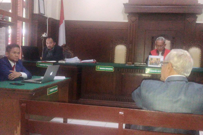 CARI KEADILAN: Kuasa Hukum Sugianto Sulaisi Abdurrazaq (kiri) menghadiri sidang praperadilan di Pengadilan Negeri Surabaya pada Jumat (5/1). (SIDDIK Untuk JPRM)