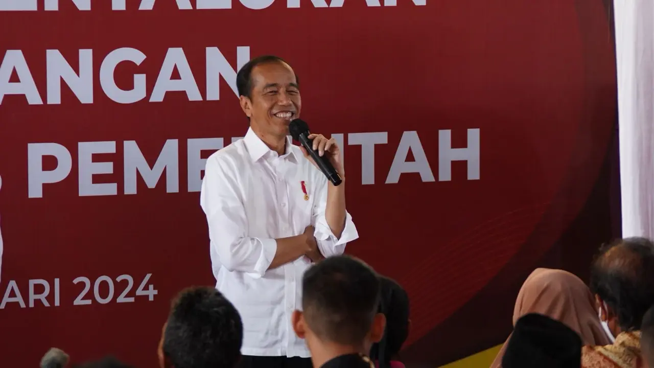 Presiden Joko Widodo (Jokowi) kembali memastikan bantuan berupa BLT El Nino sudah diterima oleh warga.BLT El Nino dialokasikan untuk warga Banyumas,Jawa Tengah,pada Rabu 3 Januari 2024.(Dok. Istimewa)