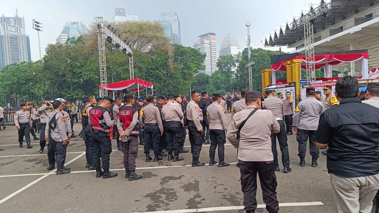 Polisi menyiapkan langkah antisipasi bagi massa pendukung capres cawapres yang akan datang ke lokasi debat di Istora Senayan, Jakarta Pusat, Minggu (7/1/2024). (Merdeka.com/ Rahmat Baihaqi)