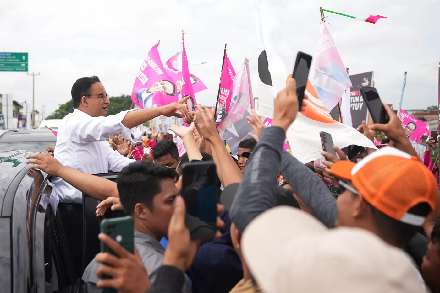 Calon presiden nomor urut 1 Anies Baswedan menyapa para pendukungnya saat kampanye di Gedung Islamic Center (IC) Kabupaten Ciamis, Jawa Barat, Kamis (4/1/2024). (DOK: TIMNAS AMIN)