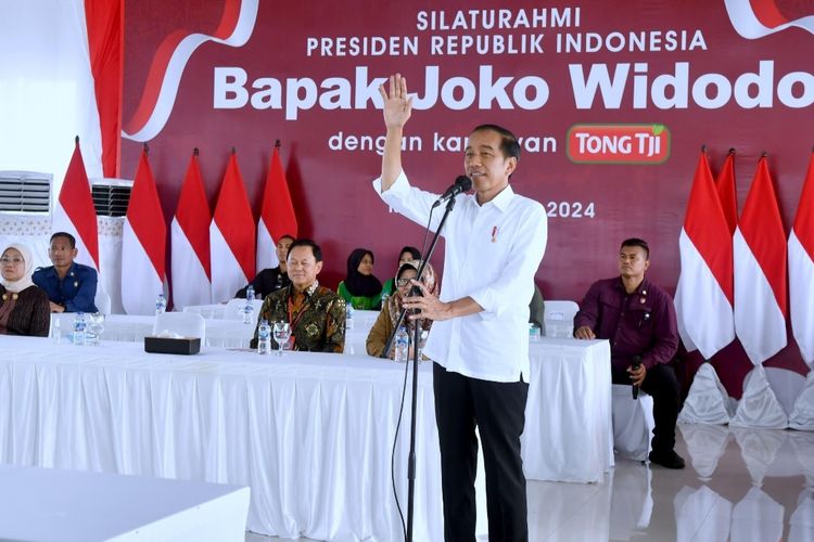 Presiden Joko Widodo memberikan pengarahan kepada karyawan saat mengunjungi Pabrik PT Tong Tji Tea Indonesia di Kabupaten Tegal, Provinsi Jawa Tengah, pada Rabu (3/1/2024). (dok. Sekretariat Presiden)