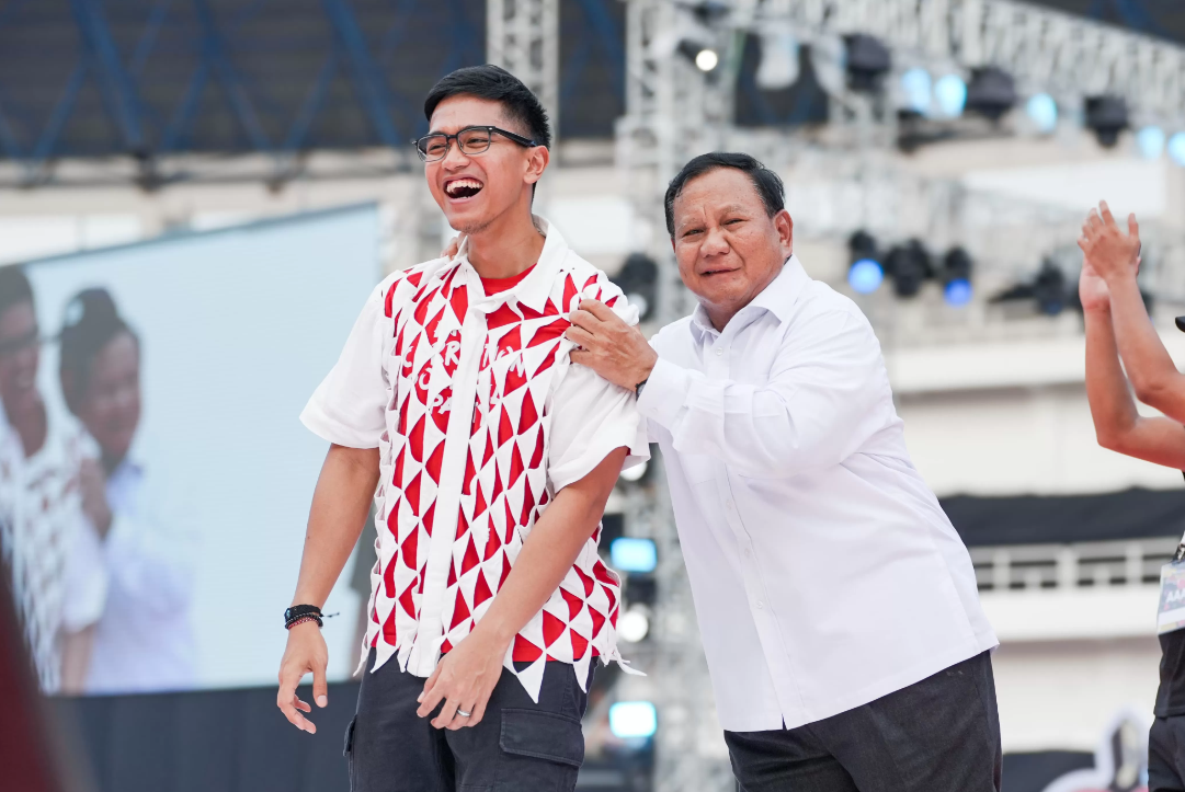 Kaesang Pangarep, Ketua PSI, berbincang santai dengan Prabowo Subianto, Ketum Gerindra dan calon presiden nomor urut 2, saat perayaan HUT ke-9 PSI.