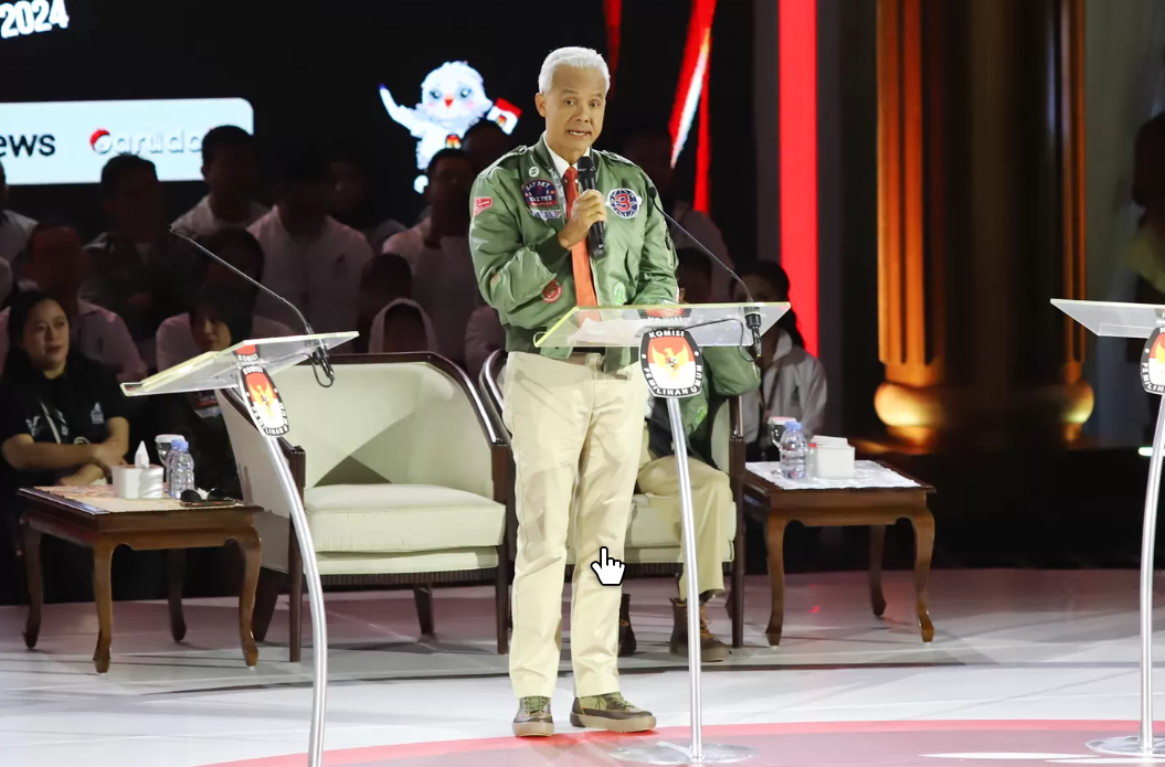 Ganjar Pranowo, calon presiden nomor urut tiga, menyampaikan pandangannya dalam debat ketiga Pilpres 2024 di Istora Senayan, Jakarta, pada Minggu (7/1/2024).
