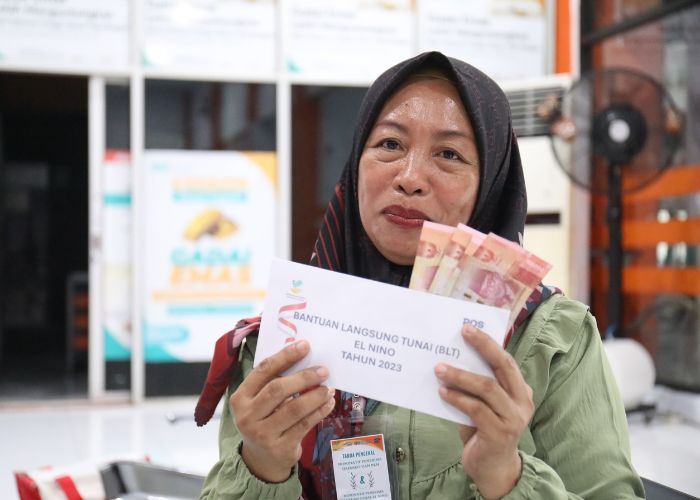 Penyaluran Bantuan Langsung Tunai (BLT) El Nino di Kantor Pos Kota Manado.