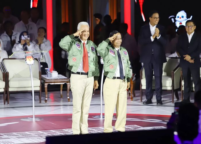 Ganjar Pranowo dan Mahfud MD, capres-cawapres nomor urut tiga, menyapa pendukung mereka setelah tiba di lokasi debat ketiga Pilpres 2024 di Istora Senayan, Jakarta pada Minggu (7/1/2024)