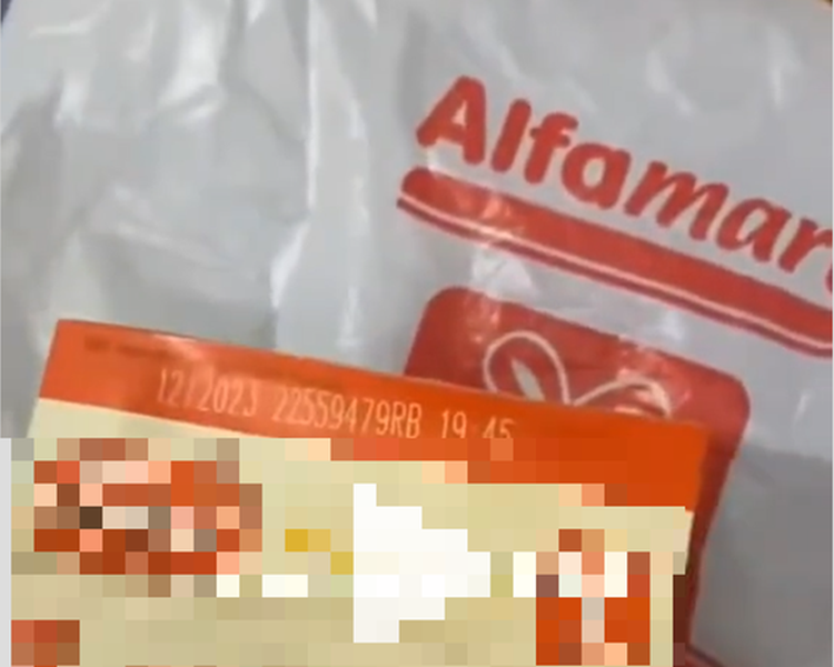 Konsumen Alfamart bentak karyawan karena jual makanan kadaluarsa.(Foto : Tangkapan layar akun Instagram @memomedsos)