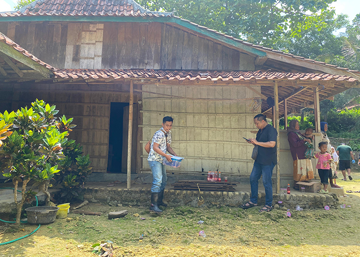 TELITI: Polisi melakukan olah TKP di rumah korban di Dusun Lorpolor, Desa Karanggayam, Kecamatan Omben, Sampang. (MOH. IQBAL AFGANI/JPRM)