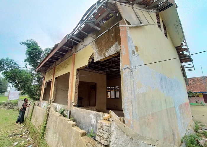 JEBOL: Warga melihat kondisi gedung perpustakaan SDN Sanggra Agung 1, Kecamatan Socah, Bangkalan, yang memprihatinkan, Sabtu (5/1). (VIVIN AGUSTIN HARTONO/JPRM)