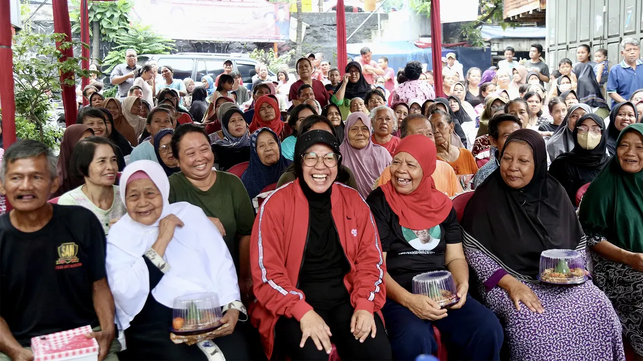 Ketua DPP PDI Perjuangan Tri Rismaharini atau akrab disapa Risma merayakan HUT ke-51 PDIP bersama warga Kalianyar, tepatnya di RW 08/RT 08, Jakarta Barat, Rabu (10/1/2024). (Foto: Liputan6/Dokumentasi PDIP)