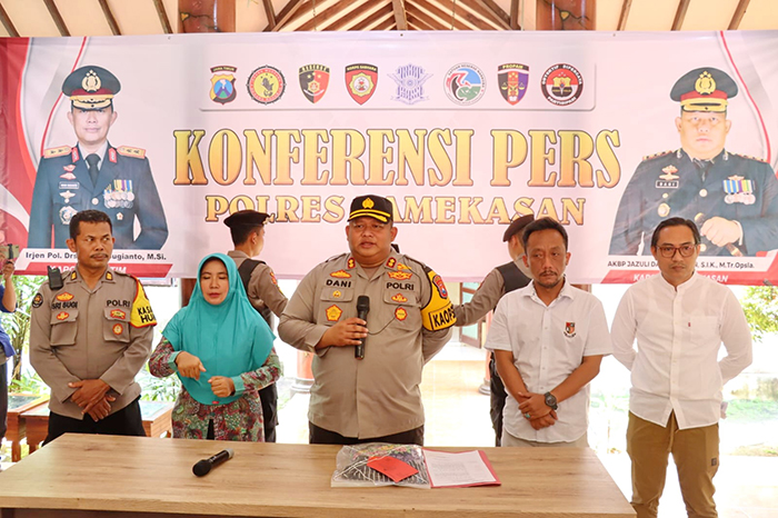 UNGKAP: Kapolres Pamekasan AKBP Jazuli Dani Iriawan (tengah) memimpin rilis kasus pencabulan dengan tersangka Moh. Sahri.