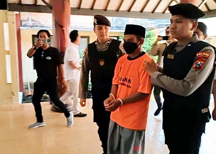 DIKAWAL KETAT: Tersangka Moh. Sahri digiring petugas Polres Pamekasan. (HUMAS POLRES UNTUK JPRM)