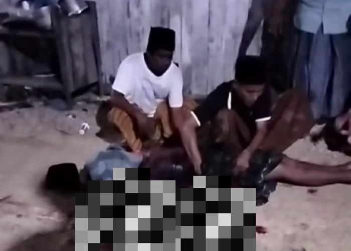 Warga Membantu Evakuasi Korban Carok Massal di Tanjung Bumi Bangkalan.