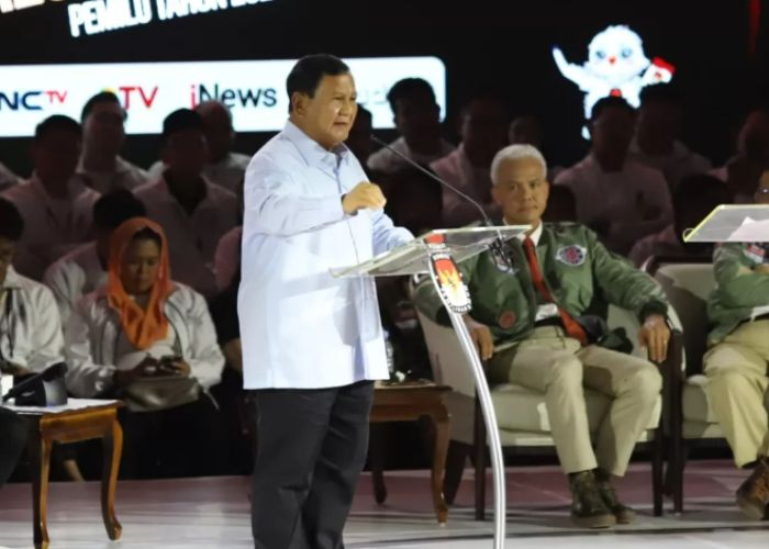 Capres nomor urut dua Prabowo Subianto menyampaikan pendapat saat adu gagasan dalam debat ketiga Pilpres 2024. (DERY RIDWANSAH/ JAWAPOS.COM)