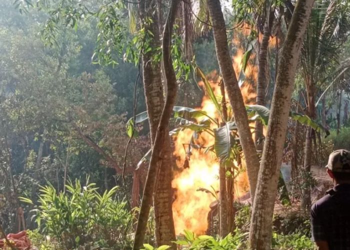 Lokasi semburan api dari galian sumur bor di Dusun Kadur Barat, Desa Kadur, Kecamatan Kadur, Kabupaten Pamekasan. (Humas Polres Pamekasan)