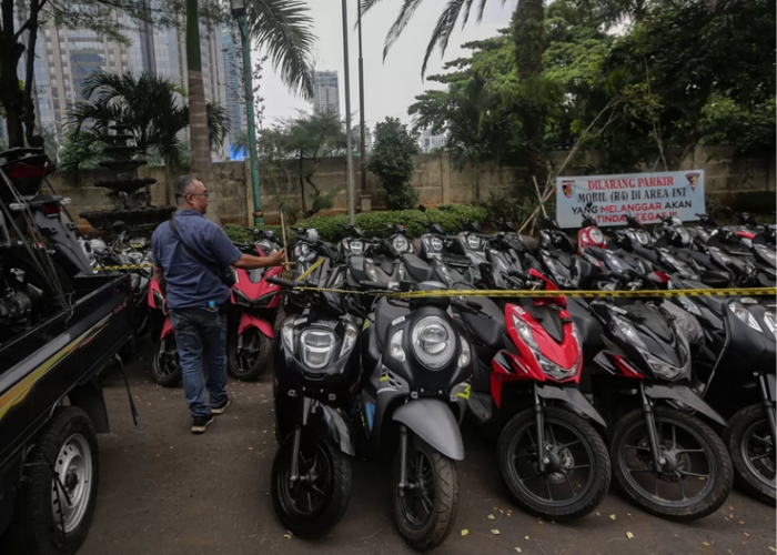 Warga bersama polisi mencari kendaraannya yang hilang setelah rilis ratusan kendaraan hasil curian yang disimpan di Gudang Balkir Pusat Zeni TNI Angkatan Darat (AD) di Polda Metro Jaya, Jakarta.
