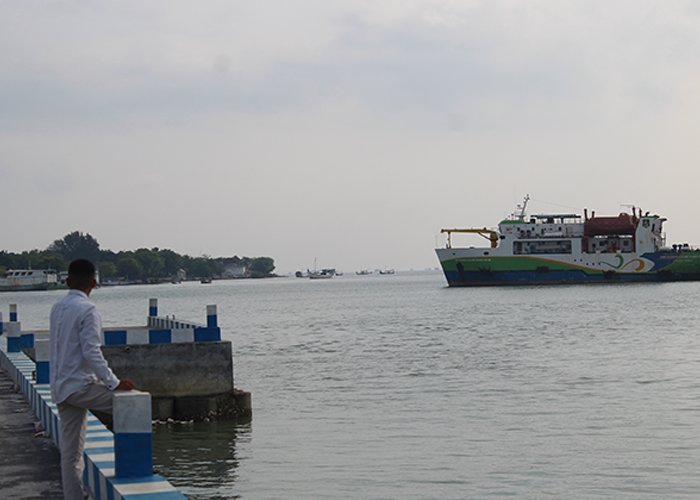 DALAM PERAWATAN: KMP DBS III milik PT Sumekar Line berada di perairan Kecamatan Kalianget, Sumenep, Rabu (10/1). (MOH IQBAL/JPRM)